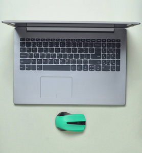 现代笔记本电脑无线鼠标在粘贴背景极简主义顶部视图平面la。