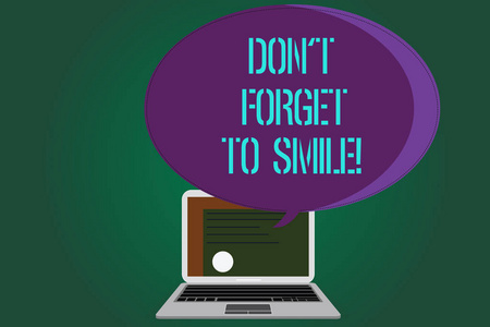 文字写作文本不要忘了微笑。商业理念为总是欢快的微笑传播, 并显示幸福证书布局在笔记本电脑屏幕和空白半色调颜色讲话泡泡