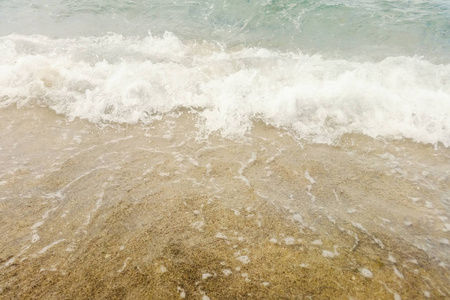 沙滩上的蓝色海浪接近夏天的背景