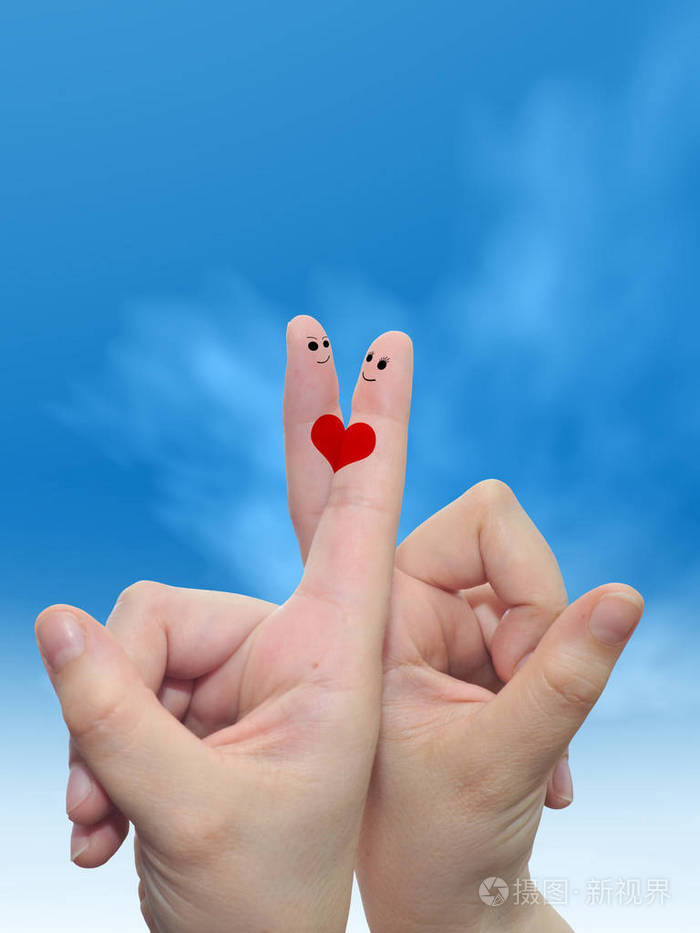 概念或概念人类或女性的双手用两个手指涂着红色的心在云蓝色的天空