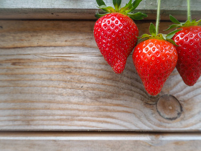 木制背景上成熟的红色草莓