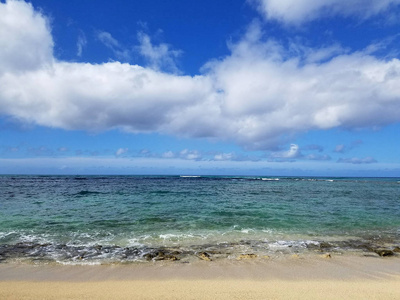 波浪在岩石海岸，浅海的马卡利海滩，望着太平洋。
