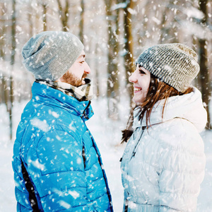 在冬季公园开心快乐年轻夫妇