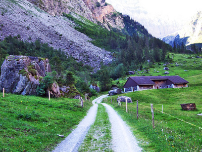 瑞士格拉鲁斯州沙巴赫溪谷牧场上的摊位和农场