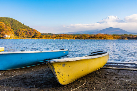 秋季日本大林湖边有船和枫叶树的富士山美景