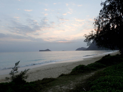 清晨，在怀马纳洛海滩上轻柔的波浪圈，在瓦胡岛夏威夷的一个美好的日子里，望着兔子岛和岩石岛。 2014年12月。