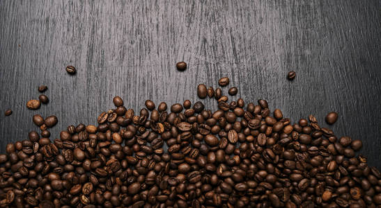 黑色木制表面烤香咖啡豆的顶部视图