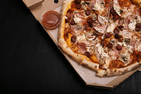 桌上的盒子里有美味的热披萨。