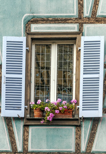 阳光明媚的一天，法国北部阿尔萨斯五颜六色的房子的正面