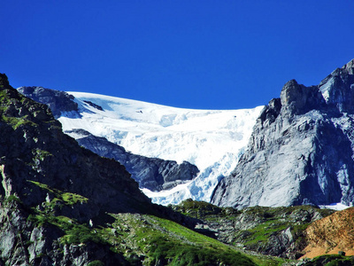 瑞士格勒鲁斯州格勒鲁斯阿尔卑斯山脉的赭山石峰