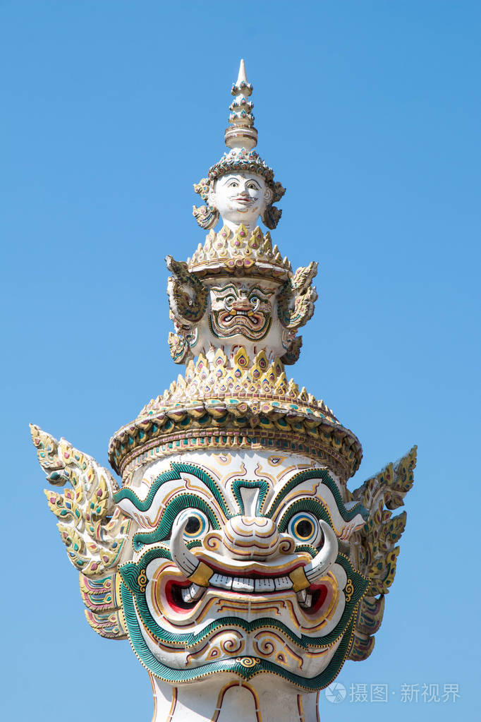 特写泰国大巨人雕像的古老头像和脸,蓝天皇家大皇宫(watphakaew),蓝天