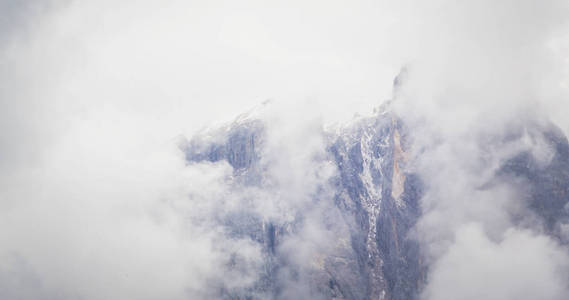 意大利白云白云岩中雄伟的山峰和雨云