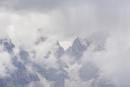 意大利白云白云岩中雄伟的山峰和雨云