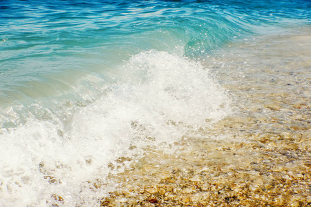 沙滩背景下蓝色海洋的软波