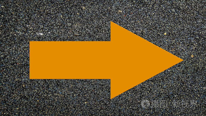 在沥青上合上黄色箭头