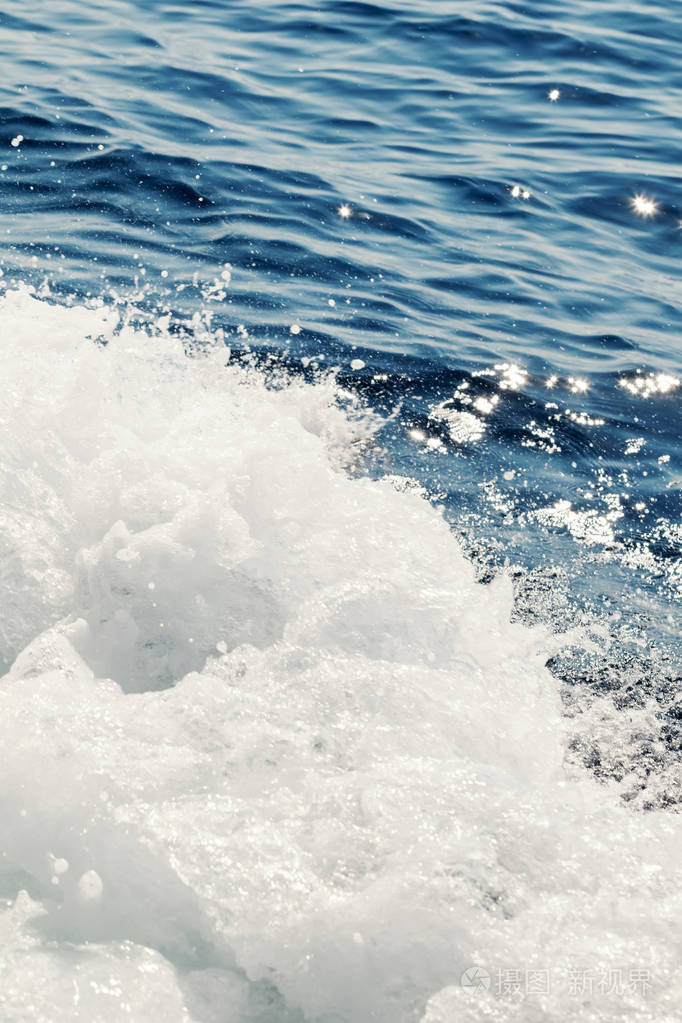 海浪表面撞击波,顶部有泡沫