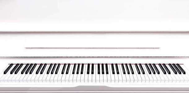 一排黑白钢琴键盘，顶部有空白区域。