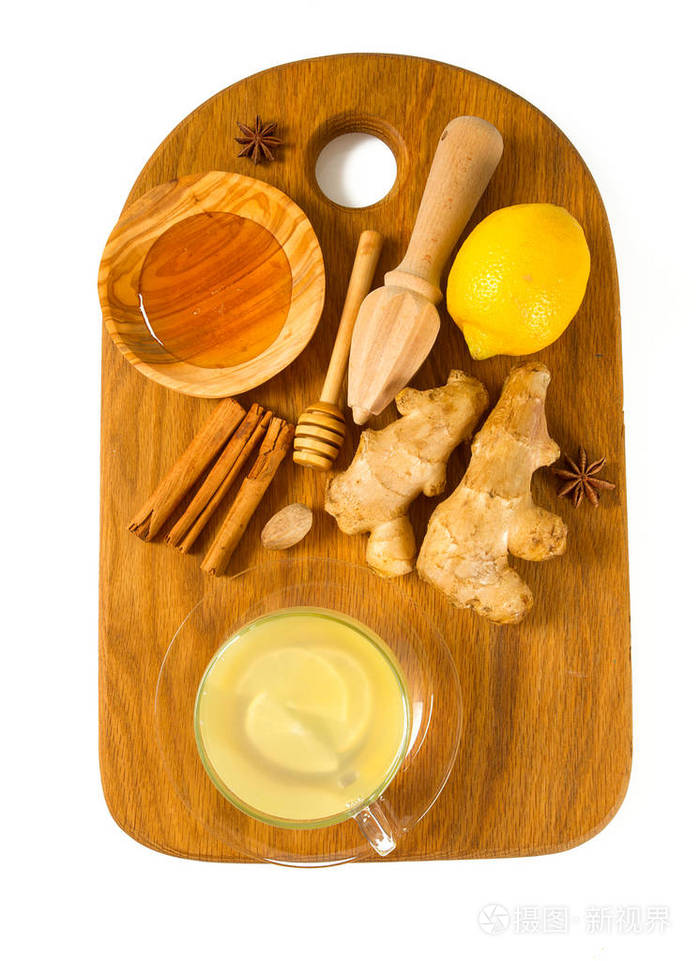 木制砧板上的蜂蜜,柠檬和生姜的俯视图