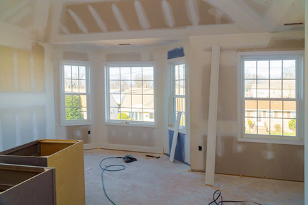 油漆应用室内建筑，安装和修补干墙
