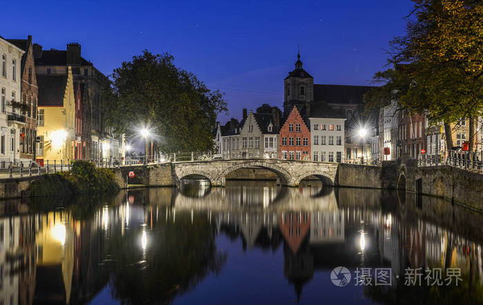 风景优美的城市景观布鲁日运河与美丽的中世纪彩色房屋在布鲁日比利时。