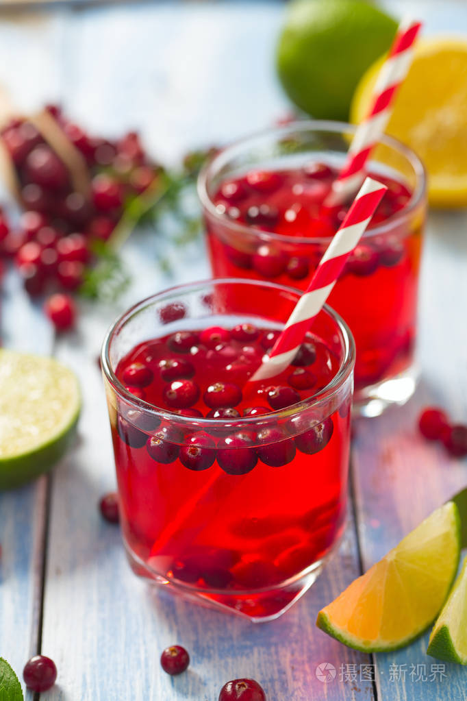 木制表面健康自制蔓越莓饮料