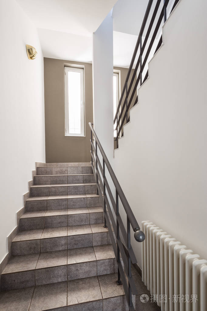 走廊楼梯旁边的门