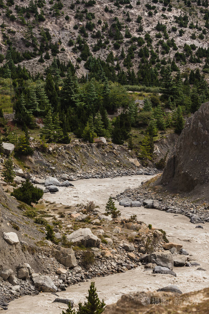 河流与岩石山和休息在安纳普尔纳地区尼泊尔