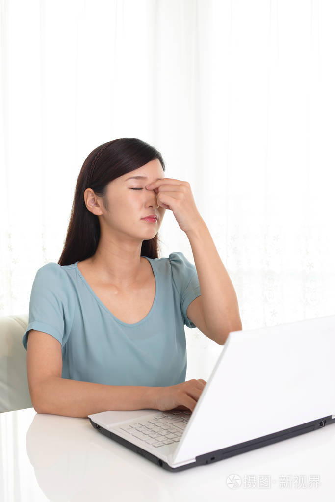 有眼睛疲劳的女人