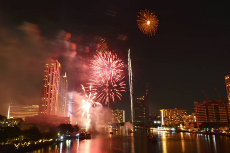 泰国恰弗拉亚河上的新年庆祝烟火