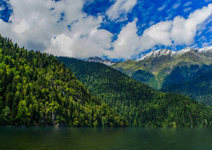 阿布哈兹翡翠湖里萨背景下壮丽的山景照片