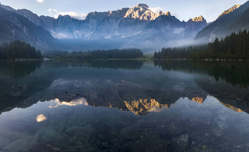 秋季高山湖风景