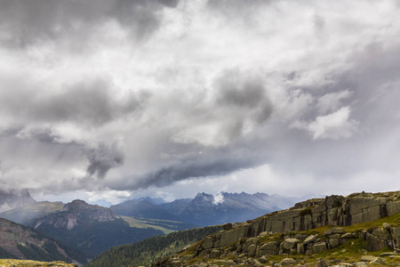 夏季意大利白云岩阿尔卑斯山的雄伟山峰和雨云