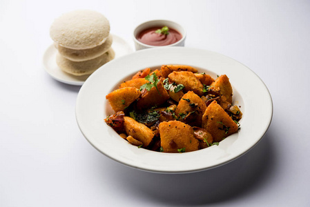 马赛拉油炸野人南印度小吃使用剩菜与番茄酱。选择性聚焦