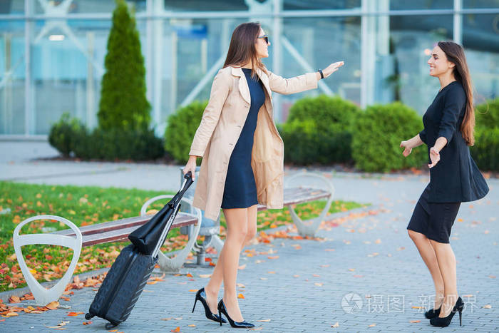 朋友欢迎回来拥抱机场大厅国际失踪的拥抱和问候在抵达时