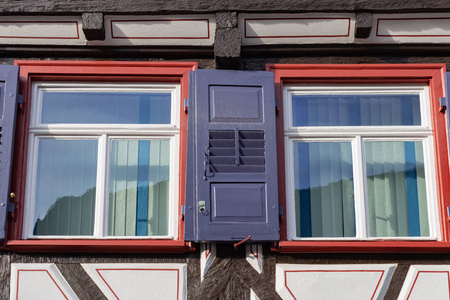 德国南部历史城市立面的窗户