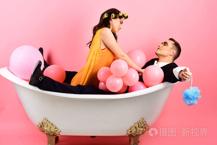 美发常规.洗澡卫生习惯.一对恋爱中的情侣在浴缸里.