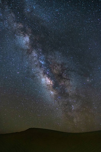 银河系在塔尔沙漠，Jaisalmer，印度。太空摄影。