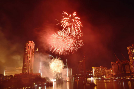 泰国ChoPhraya河上的新年庆祝烟火