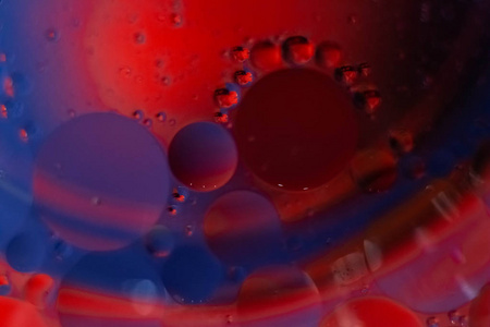 杯子里的油滴在蓝色和红色中，把宏观的