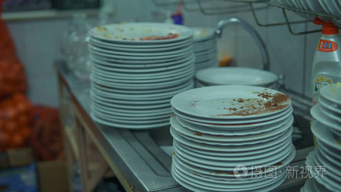 合作或宴会后有很多脏盘子. 餐厅脏菜的概念.