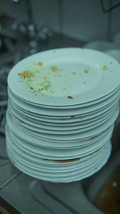 合作或宴会后有很多脏盘子。 餐厅脏菜的概念。