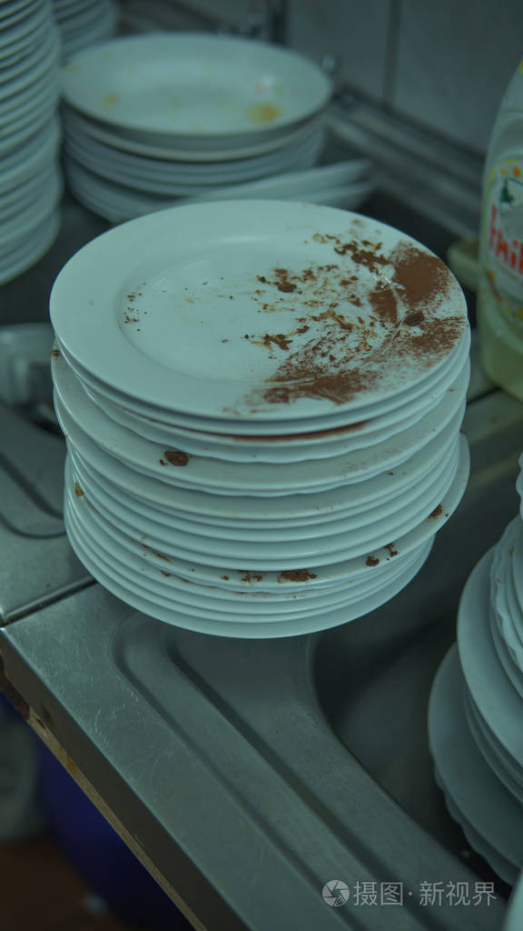 合作或宴会后有很多脏盘子餐厅脏菜的概念