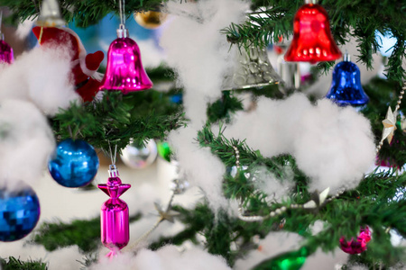 圣诞装饰用太妃糖礼物铃铛球，盒子，靴子，星星，圣诞树，棉花，模糊的背景。