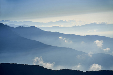 在喜马拉雅山山谷的山之上的雾