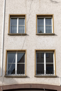德国南部历史城市立面的窗户
