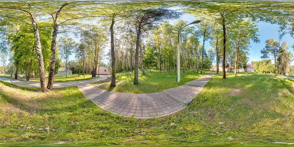 公园森林路的全景。 全360度乘180度无缝球面全景在等角等距投影。 VRAR内容