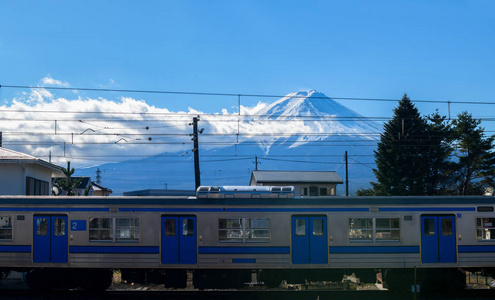 富士山和火车在日本山桥县Kawaguchiko火车站。 旅行和运输概念