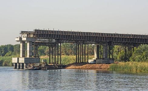 在库姆姆博跨越埃及尼罗河的大型混凝土公路桥的景观