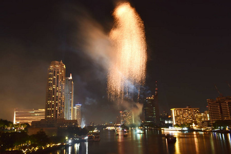 泰国恰弗拉亚河上的新年庆祝烟火