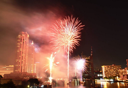 泰国恰弗拉亚河上的新年庆祝烟火